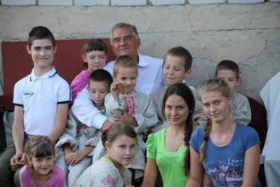 Евгений Тарло и дети из семьи Бречко